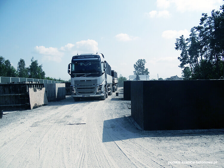 Transport szamb betonowych  w Suszu